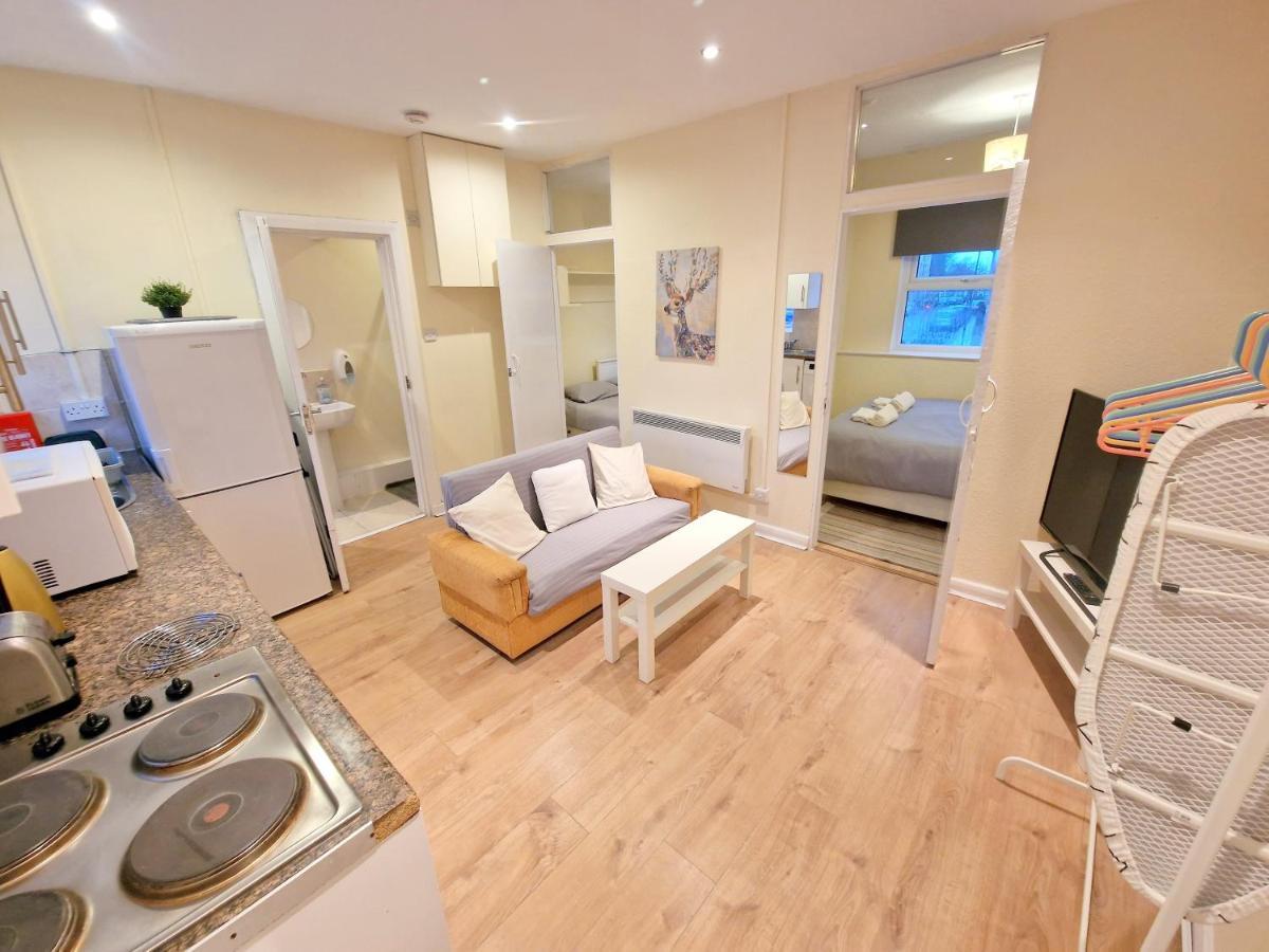 Super Studio With Two Bedrooms - Five Minutes From The Station! Londres Extérieur photo