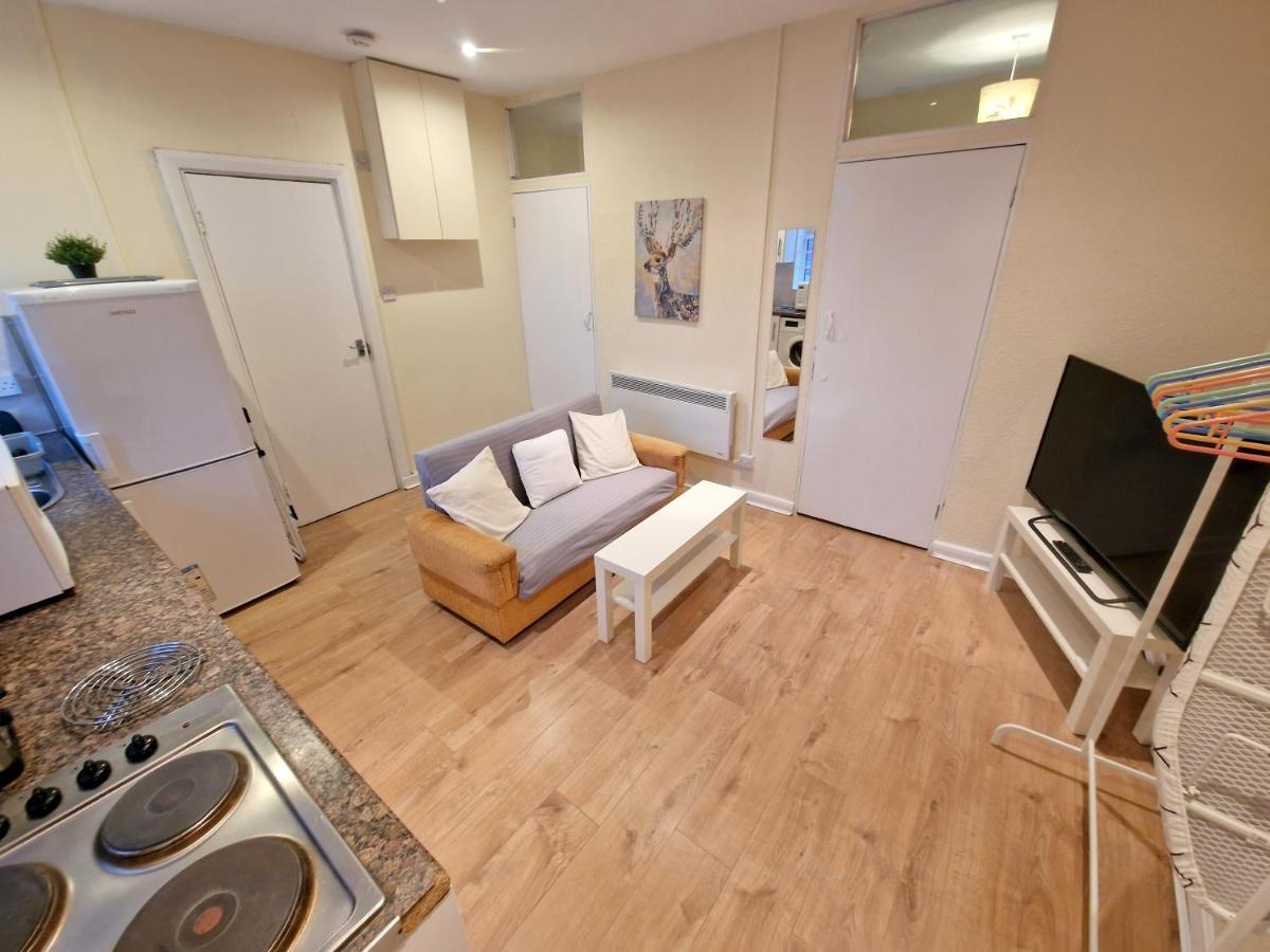 Super Studio With Two Bedrooms - Five Minutes From The Station! Londres Extérieur photo