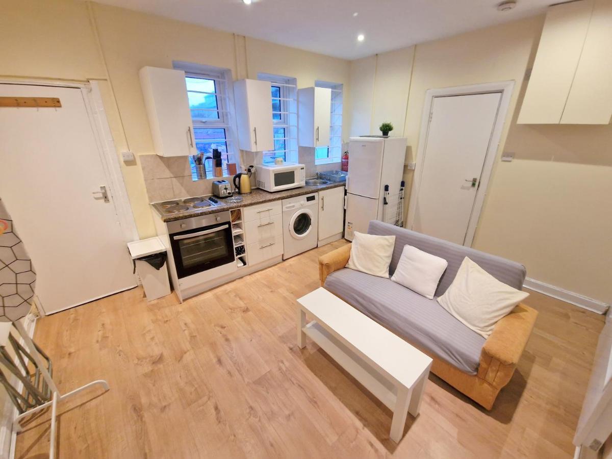 Super Studio With Two Bedrooms - Five Minutes From The Station! Londres Extérieur photo