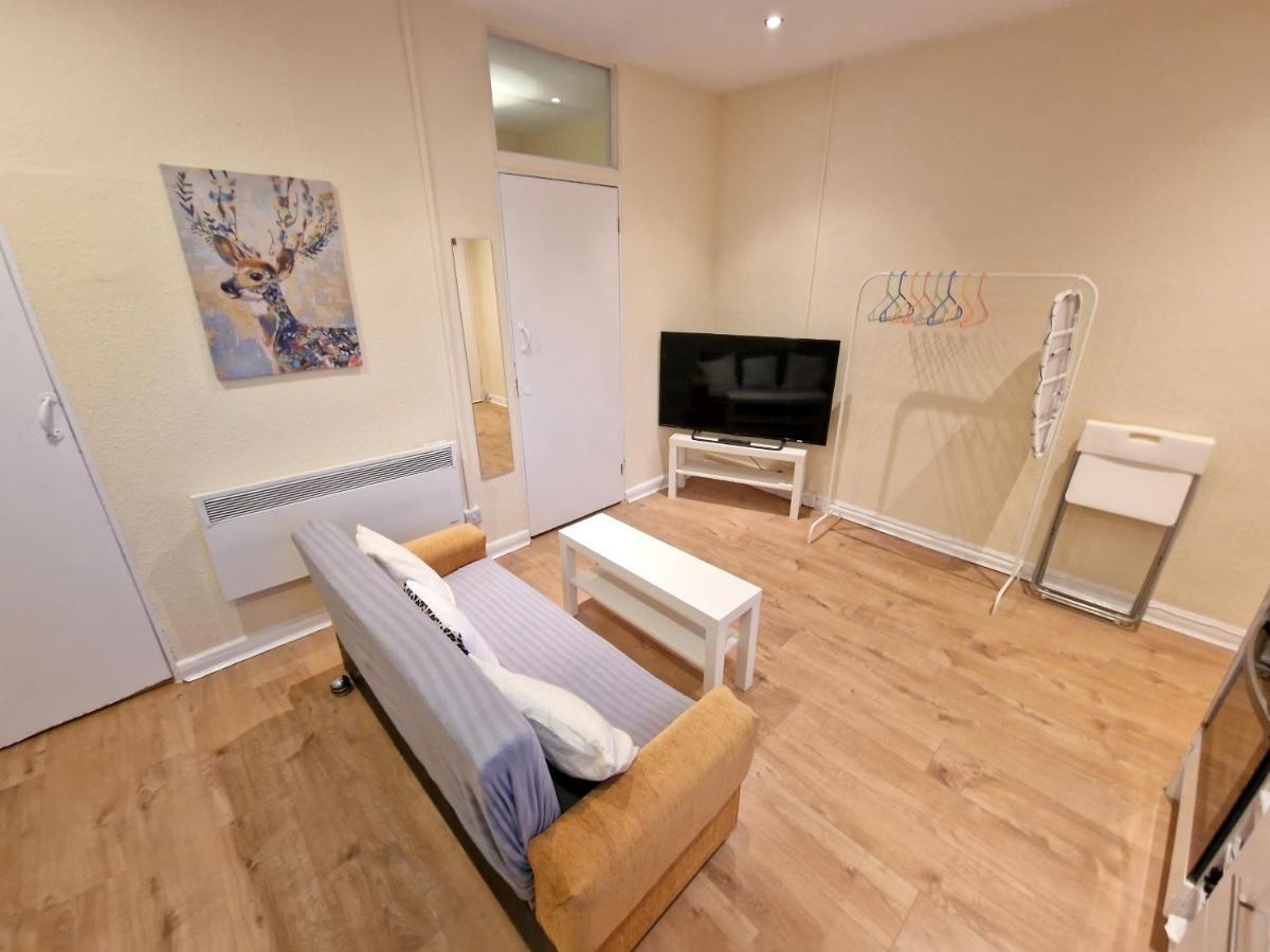 Super Studio With Two Bedrooms - Five Minutes From The Station! Londres Extérieur photo